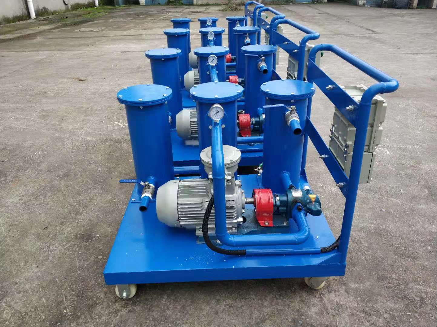 新疆某大型能源企業(yè)精密濾油機(jī)順利交貨現(xiàn)場(chǎng)